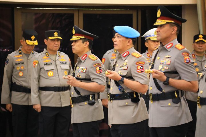 Kapolri Lantik Kadiv Propam Baru dan 6 Kapolda