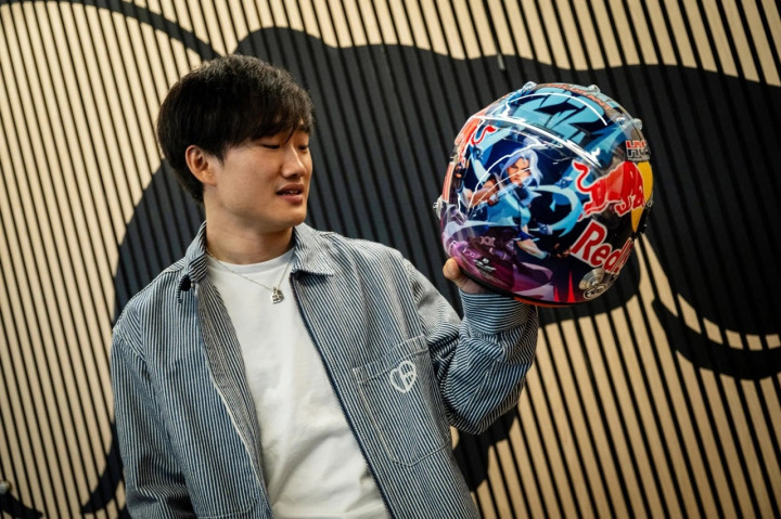 Menarik Perhatian! Helm Spesial Yuki Tsunoda Bernuansa Valorant