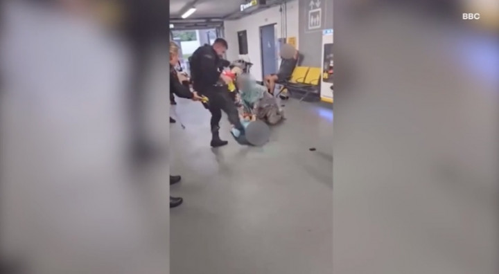 Kedapatan Injak Kepala Pria yang Tangan Diikat, Polisi Inggris Diselidiki