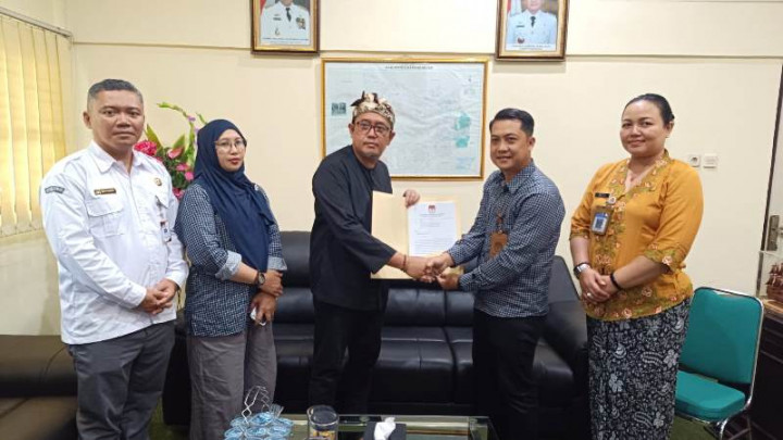 KPU Karanganyar Serahkan SK Caleg Terpilih, Dilantik 28 Agustus 2024