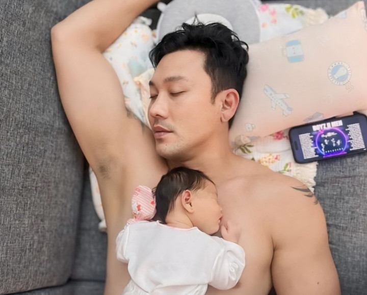 Denny Sumargo Momong Anak sampai Ketiduran: Hari Pertama Jadi Bapak