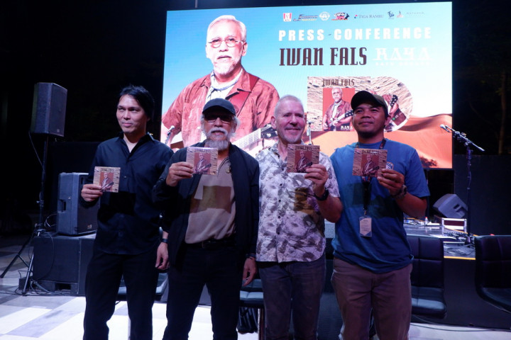 Produser U2 Bangga Kerja Bareng Iwan Fals