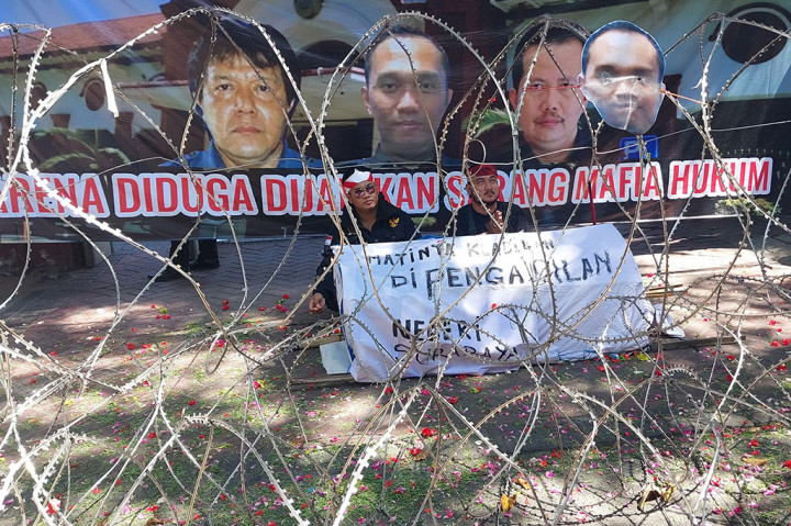 Potret Massa Bawa Keranda ke Pengadilan Negeri Surabaya