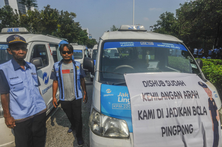 Pengemudi Mikrotrans Geruduk Balai Kota Jakarta