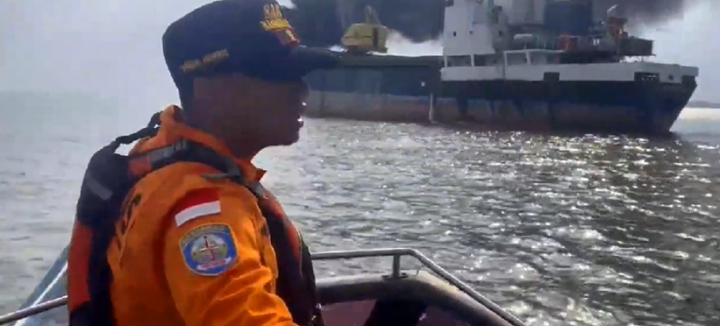 Kapal Pengangkut Sagu Terbakar di Perairan Kepulauan Meranti
