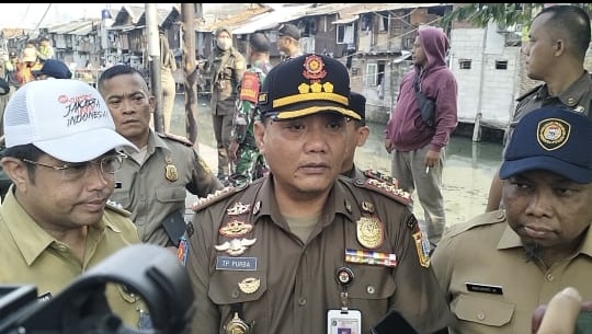 Nekat Jualan di Trotoar, 30 Lapak PKL di Gambir Ditertibkan Satpol PP