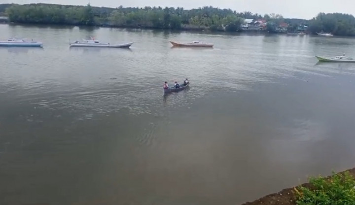 Menantang Maut, Siswa SD di Bone Sulsel Dayung Sampan demi Sekolah