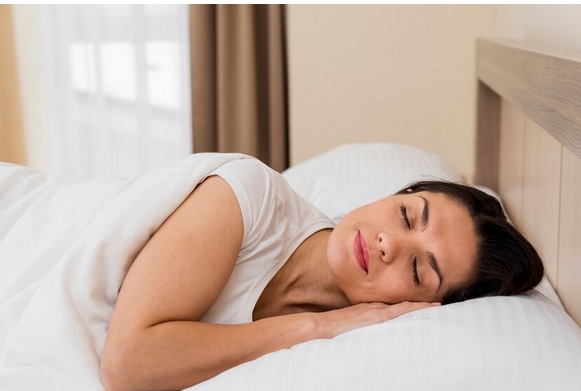 Tidur dan bangun pada waktu yang sama setiap hari membantu mengatur ritme sirkadian. Ilustrasi Freepik