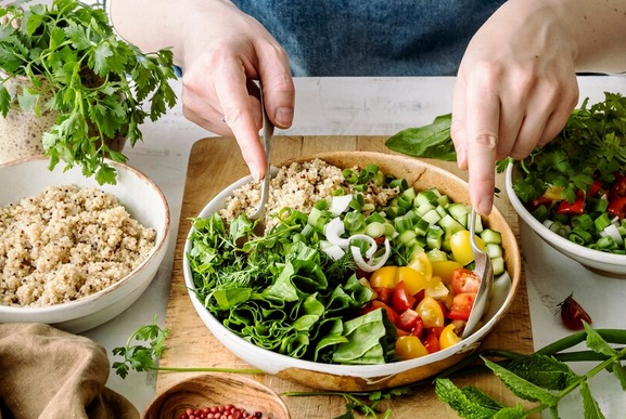 Pola makan vegan ini memang memili banyak manfaat kesehataan. Namun, perlu diperhatikan juga efek yang ditimbulkan. Ilustrasi Freepik