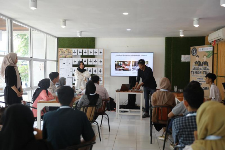 Kembangkan Potensi, Teman Tuli di Aceh Dilatih Jadi Pramusaji