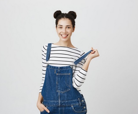 Jeans yang terbuat dari kain denim juga hadir dalam bentuk jaket, jumpsuit, dan celana pendek dengan berbagai gaya inovatif. Ilustrasi Freepik