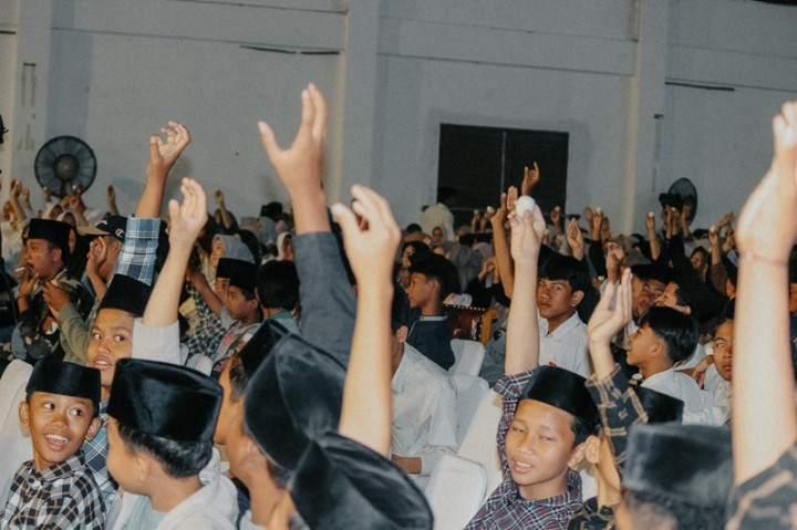 Gerakan Peduli Gizi, Ribuan Santri Pesantren Buntet Cirebon Kompak Makan Telur
