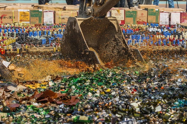 Foto: Bea Cukai Musnahkan Miras dan Rokok Ilegal Senilai Rp165 Miliar