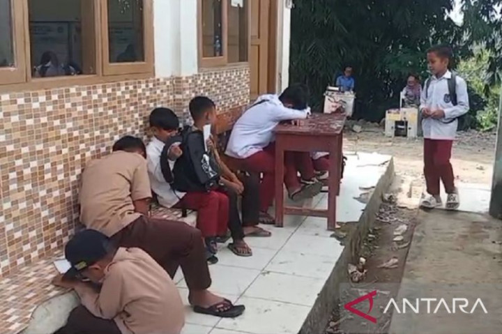 Ruang Kelas Ambruk, Siswa SDN Cilimus Sukabumi Menumpang Belajar di SMPN 5 yang Juga Rusak