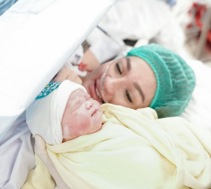 Tengku Dewi Putri Lahirkan Anak Kedua, Andrew Andika Ikut Hadir