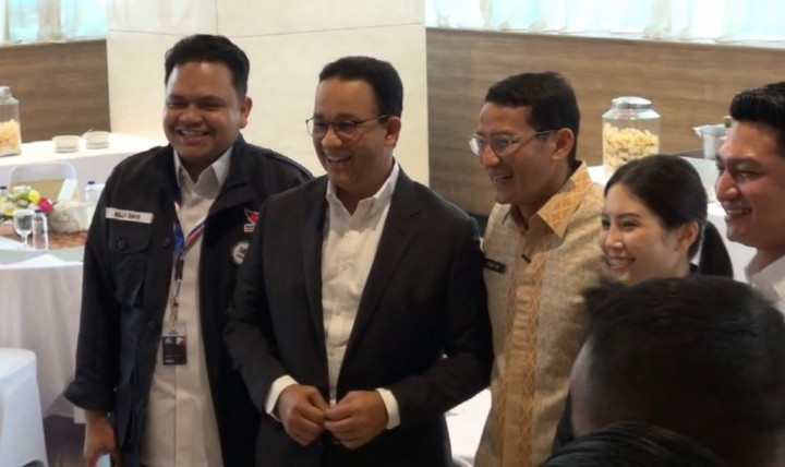 Momen Anies dan Sandi Bertemu, Rangkulan hingga <i>Love Sign</i>