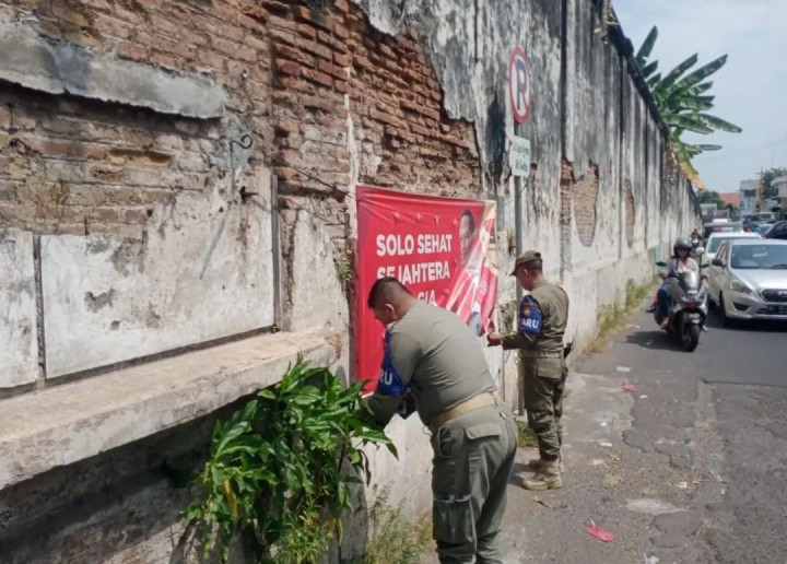 Ratusan Alat Peraga Sosialisasi Pilkada Solo Dicopot