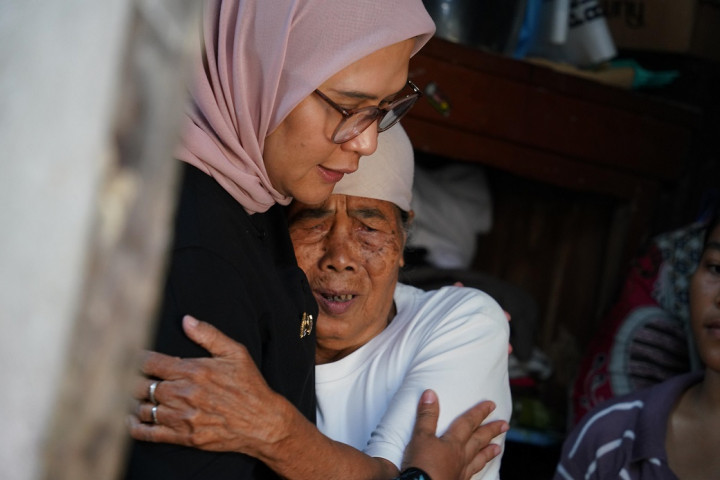 Bupati Indramayu Salurkan Bantuan untuk Perbaikan Rumah Warga Tak Layak Huni