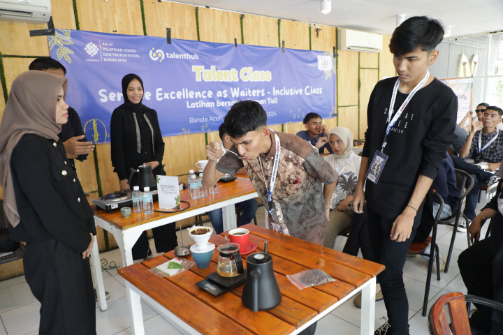 Teman Tuli Aceh Pelajari Manual Brew Kopi di Pelatihan Pramusaji