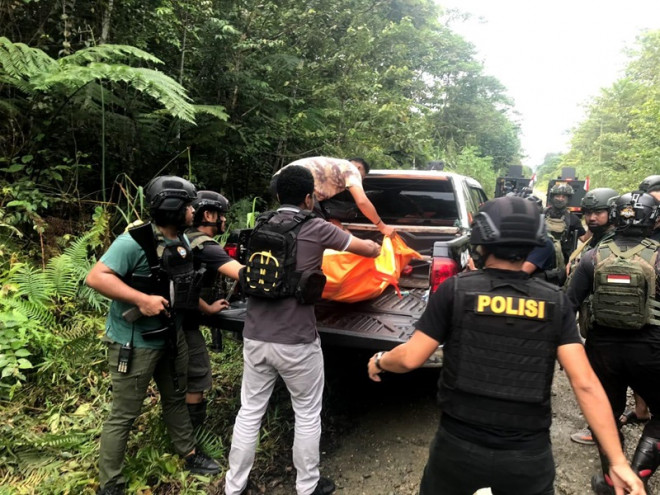 Petugas mengevakuasi jasad korban Abdul Muzakir, yang tewas oleh KKB di Yahukimo, Papua Pegunungan. (Dok. Istimewa)