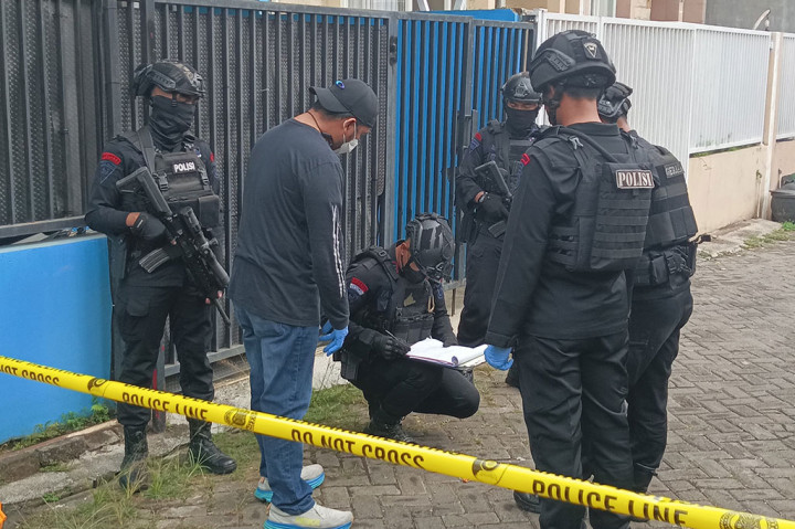 Foto: Densus 88 Geledah Rumah Terduga Teroris di Kota Batu