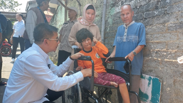 Senyum Dinda, Penderita Menginitis di Bandung Saat Dapat Kursi Roda Baru
