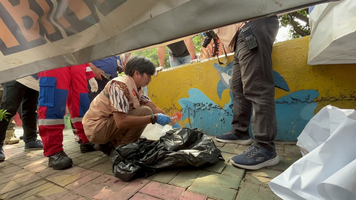 Warga Cempaka Putih Digegerkan Penemuan Jasad Bayi di Aliran Kali Utan Kayu