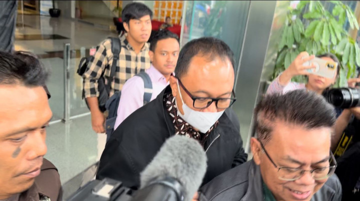 Sembari Tutupi Wajah, Alwin Basri Kabur dari Wartawan Usai Diperiksa KPK