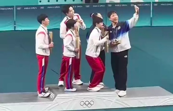 Momen Langka! Atlet Korea Selatan dan Korea Utara Selfie di Olimpiade Paris 2024