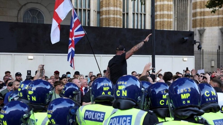 Ratusan Demonstran Sayap Kanan Bentrok di London, Protes Penusukan di Kelas Tari