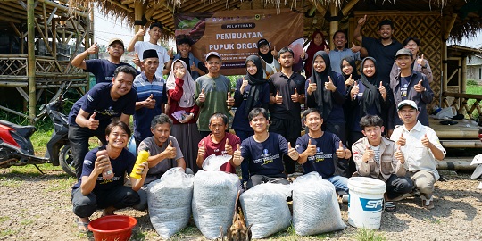 Mahasiswa IPB Ajarkan Warga Desa Purwasari Bikin Pupur Organik dari Kotoran Domba