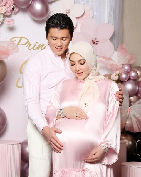 Tersemat 'Princess R' di Background Foto Syahrini Jelang Lahiran, Siapa Ya Nama Sang Buah Hati?