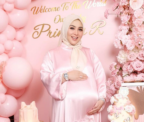 Syahrini menyambut sang buah hati dengan hiasan dan pakaian serba pink. (Foto: Dok. Instagram/@princessyahrini)