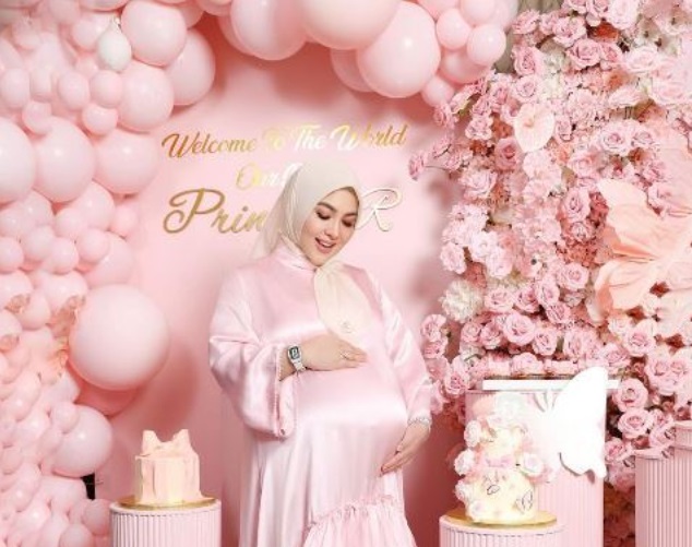 Syahrini dan Reino berfoto dengan background pink, apakah ini pertanda sang buah hati adalah perempuan? Foto: Dok. Instagram Syahrini/@princessyahrini)