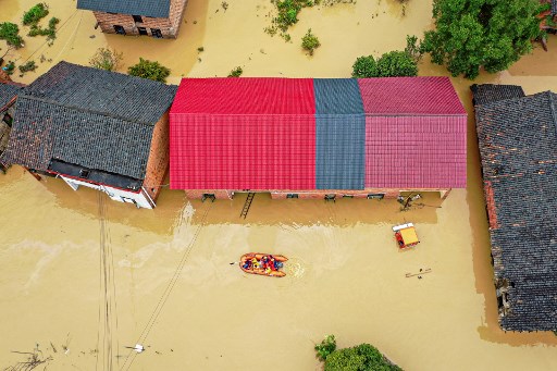 Hujan Musim Panas Tiongkok Sebabkan Banjir, 30 Orang Tewas