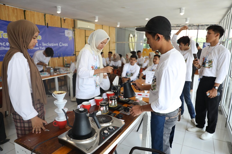 Ikut Pelatihan Pramusaji, Teman Tuli Ini Langsung Dapat Kesempatan Kerja