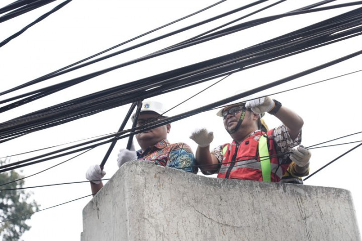 1.800 Meter Kabel Semrawut di Jaksel Dipotong