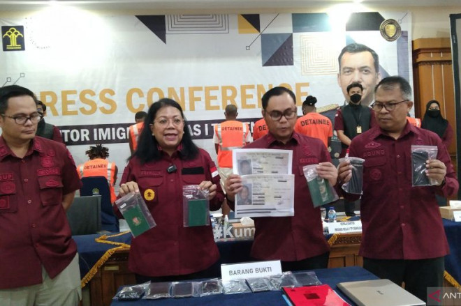 Kepala Kantor Wilayah Kementerian Hukum dan HAM Provinsi Bali Pramella Yunidar Pasaribu (kedua kiri) bersama Kepala Kantor Imigrasi Denpasar Ridha Sah Putra (kedua kanan) menunjukkan sejumlah barang bukti penangkapan WNA Nigeria dan Rusia terkait keimigra