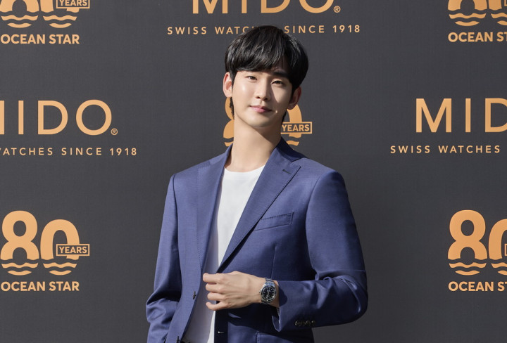 Kim Soo Hyun Antusias Jajal Jam Tangan Penyelam