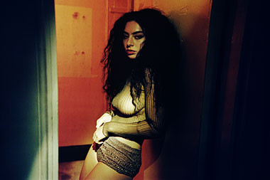 Charli XCX Rilis Anthem Pesta 