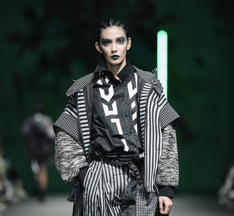 Perpaduan Gaya Gothic dan Kain Lurik pada Koleksi 