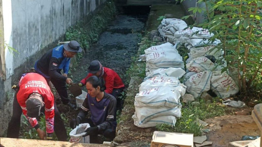 Antisipasi Banjir, Crossing Saluran Air Dibuat di Sekitar Sumur Gas Jatinegara Bekasi