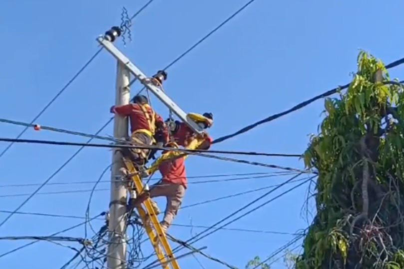 Dramatis, Momen Evakuasi Petugas PLN yang Tersangkut di Atas Tiang Listrik