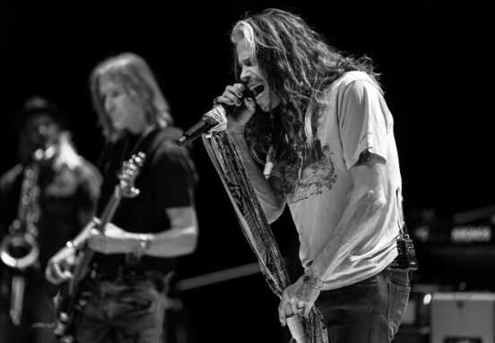 Steven Tyler Cedera Pita Suara, Aerosmith Umumkan Pensiun Tur
