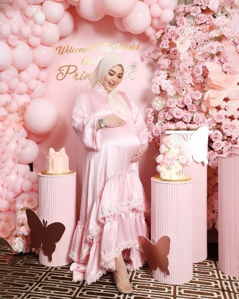 Syahrini melahirkan di usia kepala 4, berikut panduan agar kehamilan tetap aman. (Foto: Dok. Instagram Syahrini/@princessyahrini)