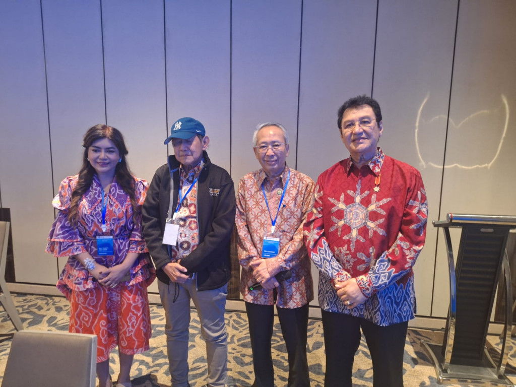 Deby Vinski bersama pengurus AHCI (Foto: instagram)