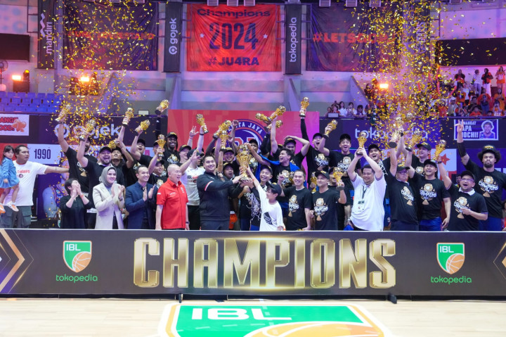 Menpora Serahkan Trofi IBL Finals 2024