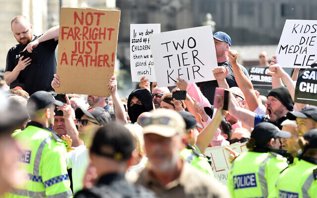 Kerusuhan Sayap Kanan Meluas, Komunitas Muslim Inggris Ketakutan