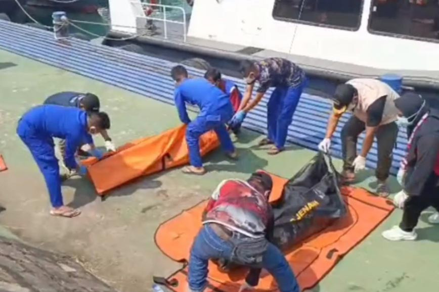 Ditpolairud Polda Banten Evakuasi 6 Nelayan yang Meninggal di Kapal