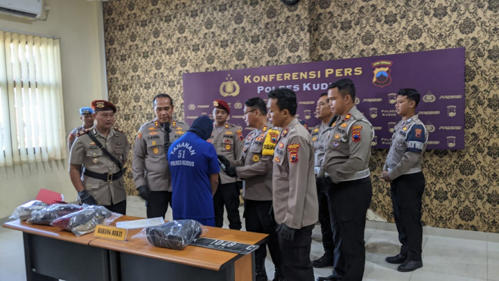 Pengemudi Tabrak Polisi Hingga <i>Nyangkut</i> di Kap Mobil Ditetapkan Tersangka